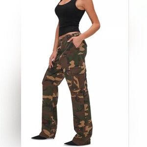 Good American Camouflage Cargo Pants
